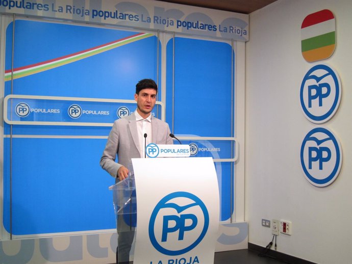 El diputado del PP de La Rioja  Álvaro Azofra en rueda de prensa