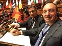 Podemos pide reprobar a Sanz por "vergüenza" de que "sea un señor salpicado por la corrupción el que nos represente"