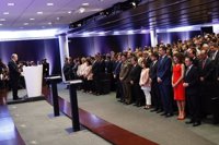 Los Reyes presiden un minuto de silencio por el atentado de Manchester al entregar becas La Caixa