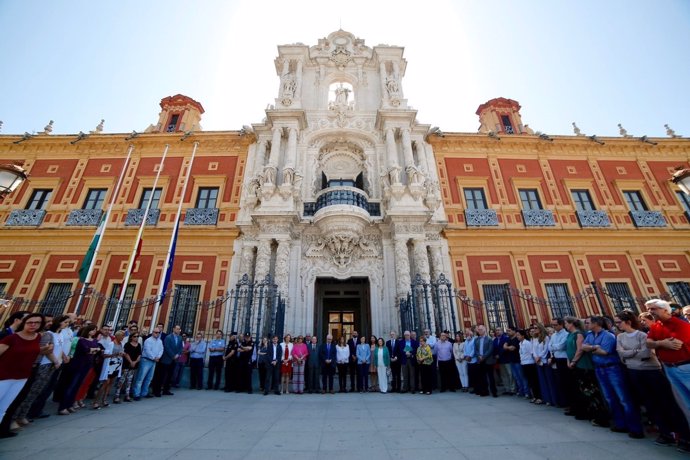 Minuto de silencio de Susana Díaz y el Gobierno andaluz ante San Telmo