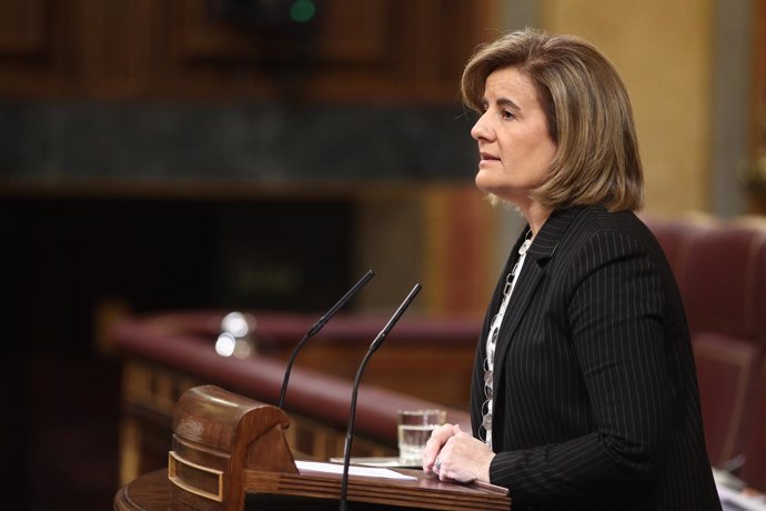 Fátima Báñez habla desde la tribuna del Congreso