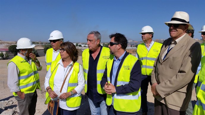 Inés Sabanés visita el antiguo vertedero ilegal del camino de la Leña