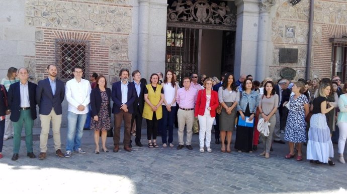 Ediles del Ayuntamiento de Madrid en el minuto de silencio en Plaza de la Villa