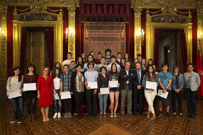 Foto de grupo de los galardonados con las autoridades. 