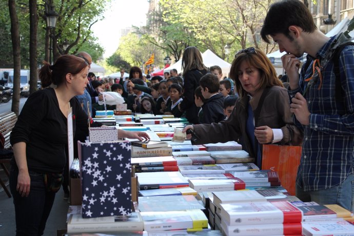 Venda de llibres durant Sant Jordi a Barcelona