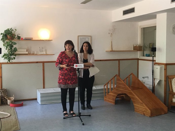 La tinent alcalde Laia Ortiz i la regidor Laura Pérez
