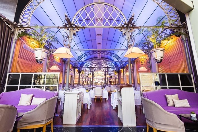 Instalaciones del salón principal del restaurante Oriza.