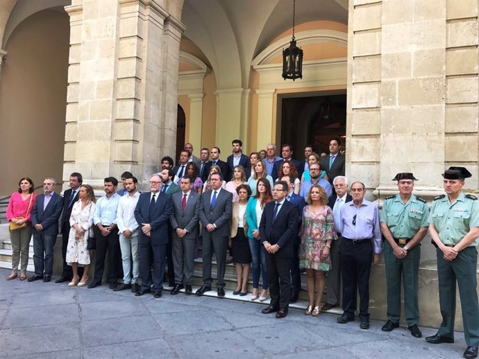 Minuto de silencio a las puertas del Ayuntamiento de Sevilla