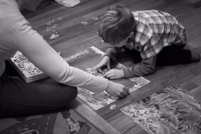 Niño jugando con un puzzle