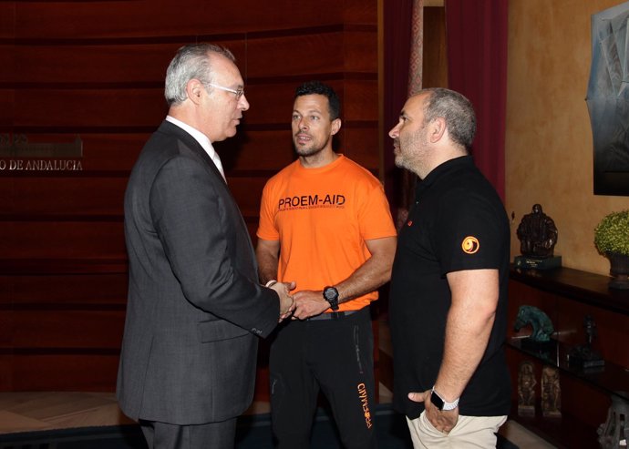 Representantes de Proem-AID con el presidente del Parlamento de Andalucía