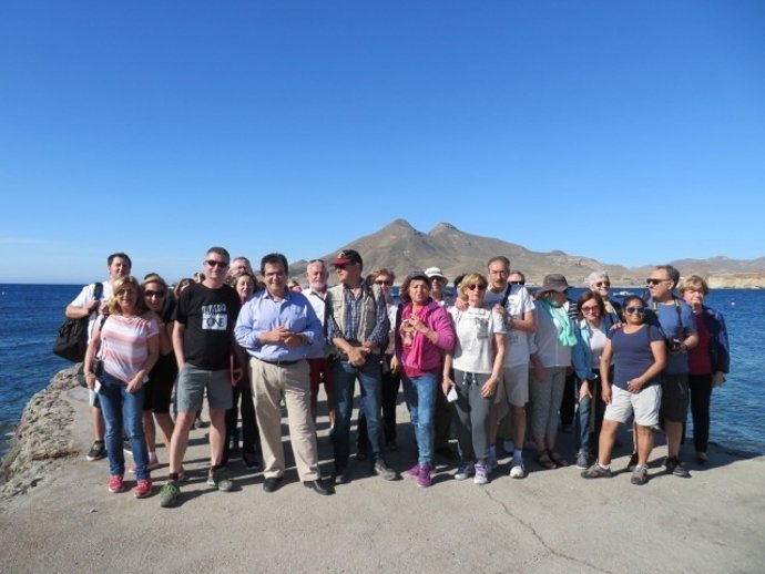 Los participantes en la ruta, en la Playa de Genoveses.