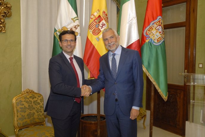 El alcalde de Granada con el embajador italiano en Madrid, Stefano Sannino