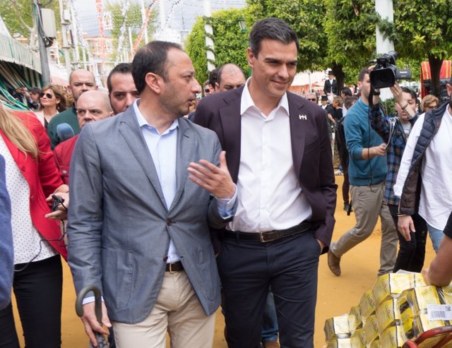 Alfonso Gómez de Celis y Pedro Sánchez en la Feria de Abril de 2016