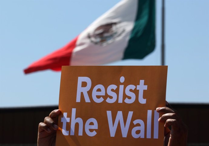 Pancarta contra el muro entre México y Estados Unidos