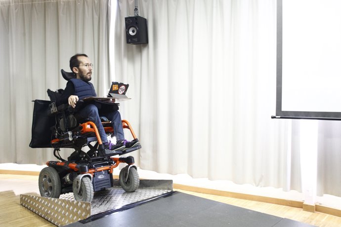 Echenique  en l'acte de la ruta  ruta 'Lligar-se els cordons'