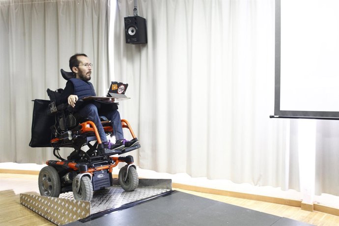 Echenique  en l'acte de la ruta  ruta 'Lligar-se els cordons'