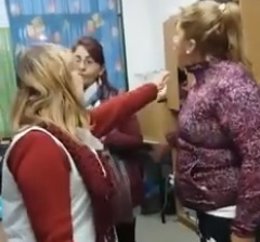 Madre agrede a profesora en Argentina