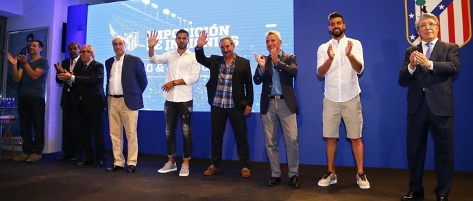 El Atlético entrega insignias a sus socios más veteranos