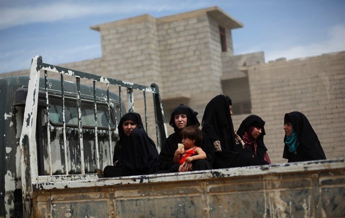 Iraquíes desplazados por los combates en Mosul