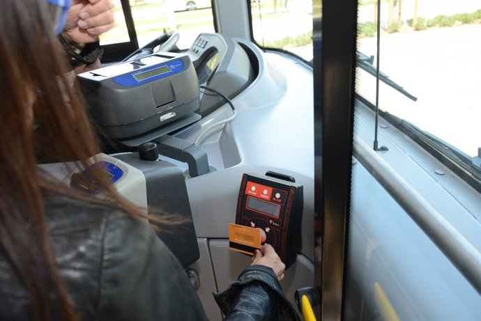 Una usuaria pagando con la tarjeta 'contactless' al subir al autobús 