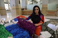 Alaska y Barei colocan un lazo en la bandera LGTBI que lucirá el Ayuntamiento en el World Pride