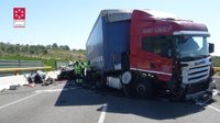 Dos personas fallecen en un accidente entre un coche y un camión en la CV-13, en Torreblanca (Castellón)