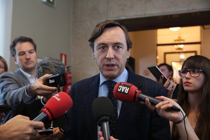 Rafael Hernando en roda de premsa al Congrés