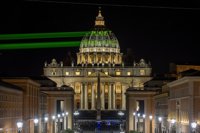 Greenpeace proyecta un mensaje para Trump en la cúpula de la Basílica de San Pedro: "La Tierra primero"