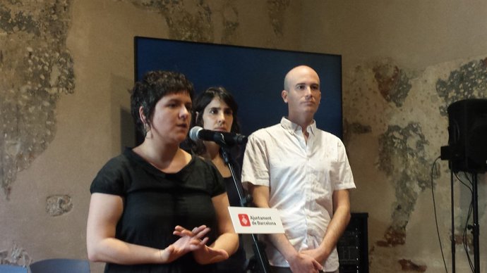 La regidor de Ciutat Vella, Gala Pin, amb redactors de l'estudi