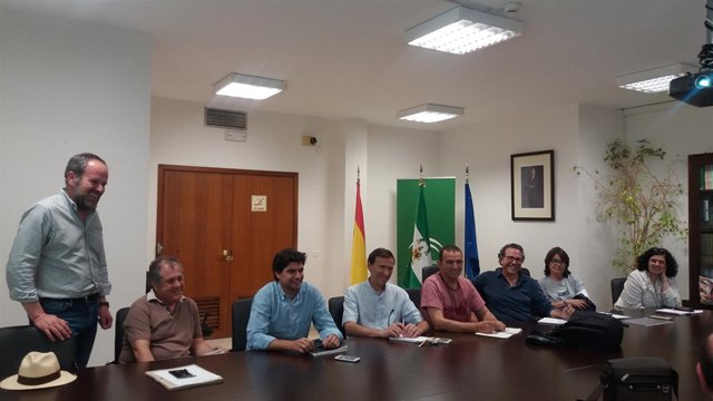 Algar (izda.) con los técnicos