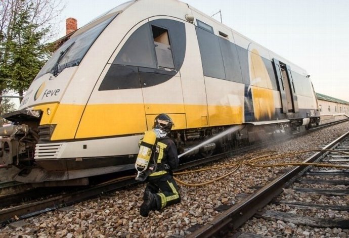Los Bomberos de León extinguen el fuego declarado en una máquina de Feve