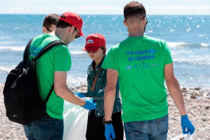 Voluntarios de Danone limpian de basura abandonada entornos naturales
