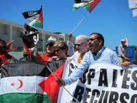 Unas 40 personas se concentran ante el puerto contra el "expolio" por la descarga de arena del Sáhara