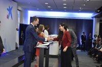 Los Reyes entregan una beca de 'la Caixa' a una estudiante de Baleares para cursar un posgrado en el extranjero