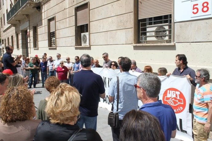 Concentración de repulsa por la quinta muerte en accidente laboral en Almería
