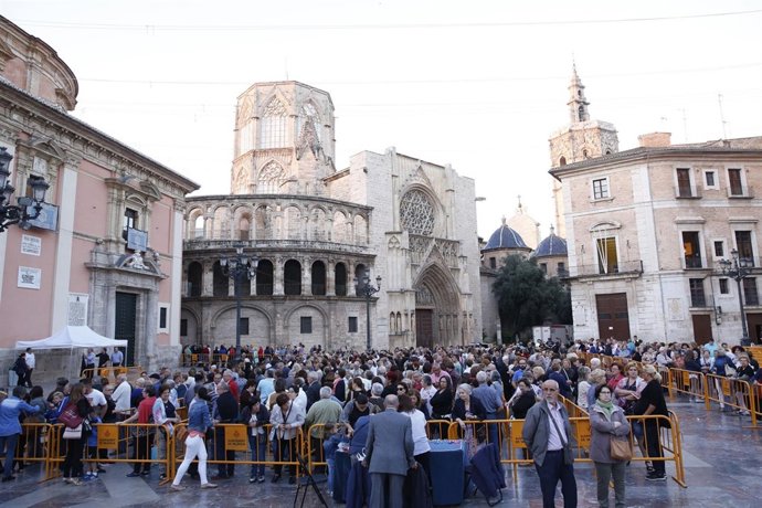 Comienza el besamanos público a la Virgen de los Desamparados