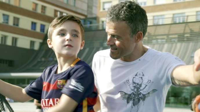 Luis Enrique amb un dels nens ingressats a l'hospital