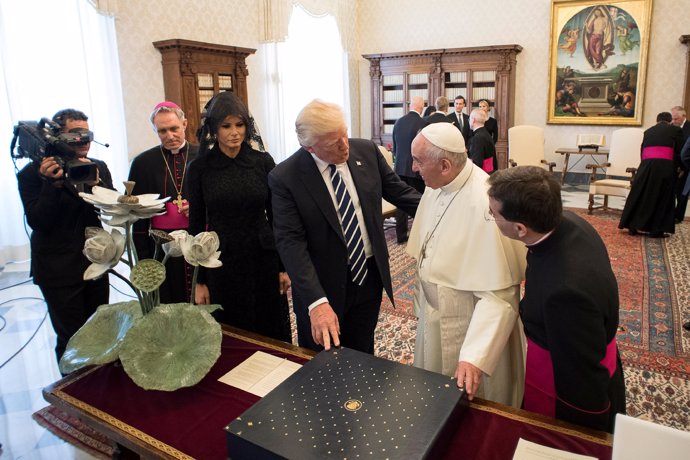 El Papa y Trump intercambien regalos na so visita al Vaticanu