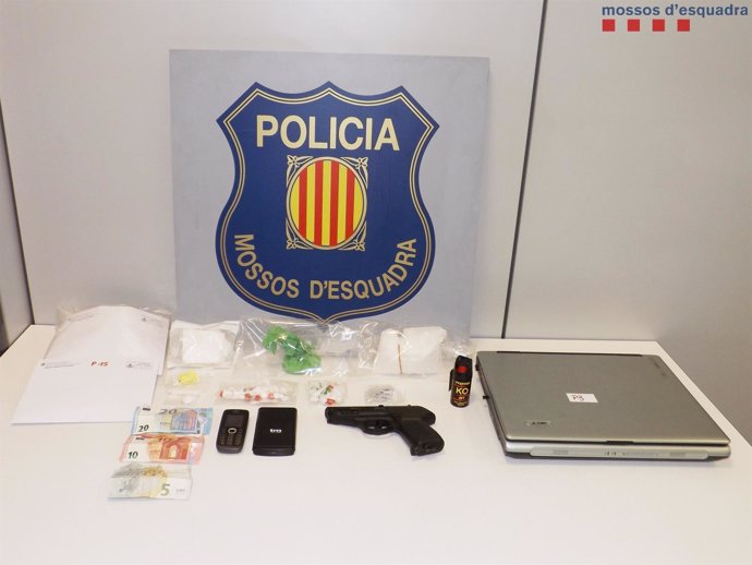 Tres detenidos por tráfico de drogas en un domicilio de Mollet del Vallès