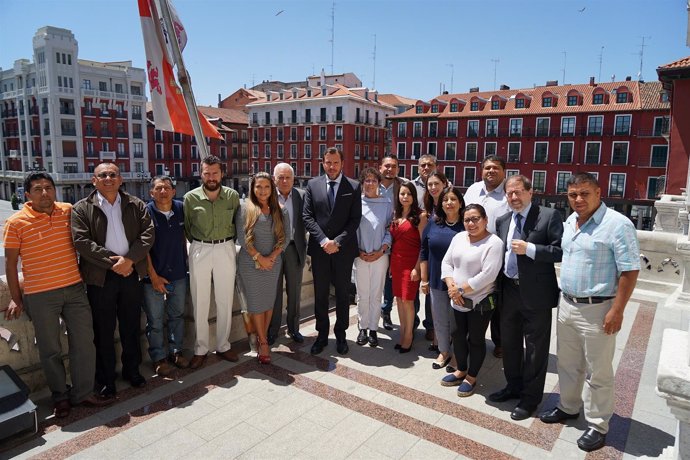 El alcalde de Valladolid, Óscar Puente, recibe a los alumnos de pasantías