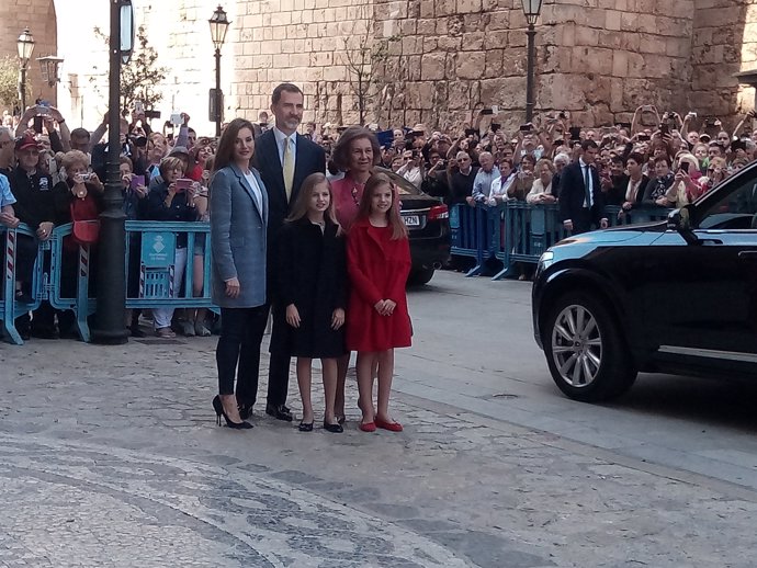 La Familia Real asiste a la misa de Pascua en la Catedral de Palma