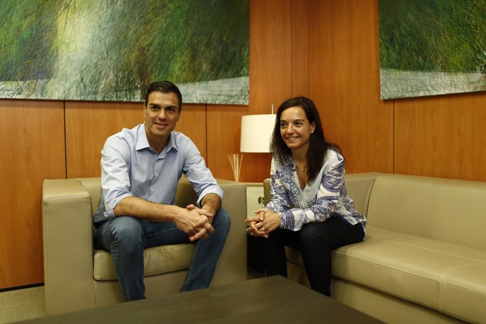 Pedro Sánchez y Sara Hernández en la sede del PSOE