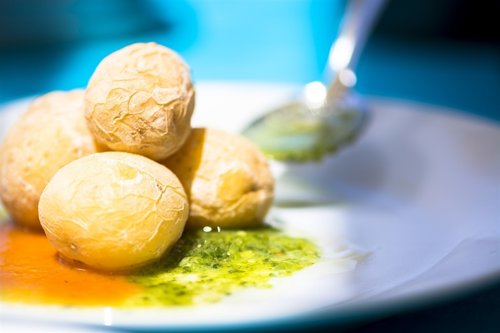 Las canarias papas arrugadas, con mojo picón y mojo verde