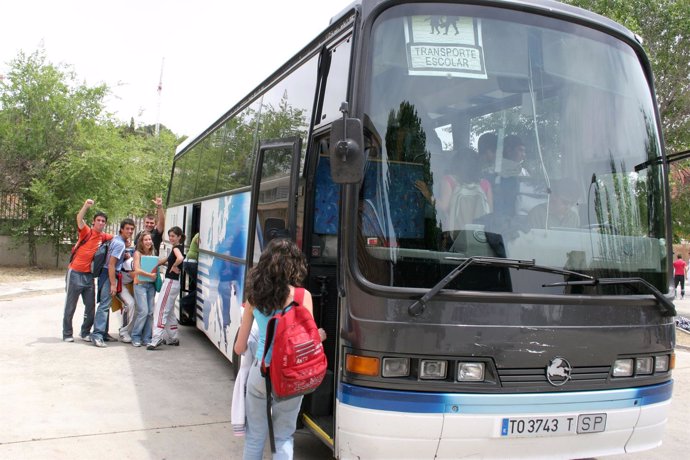 Estudiantes en un autobús escolar