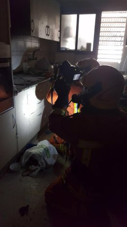 Imatge dels bombers treballant en l'incendi en la vivenda de Xàtiva