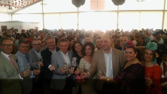Antonio Ruiz (dcha.) y otras autoridades brindan en la Caseta de la Diputación