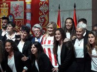 Cifuentes se viste de rojiblanco para recibir al Atlético Femenino, que demuestra que el "fútbol no es solo de hombres"