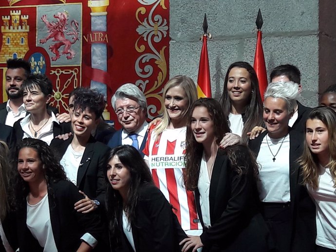 Cristina Cifuentes, Enrique Cerezo y las integrantes del Atlético Femenino