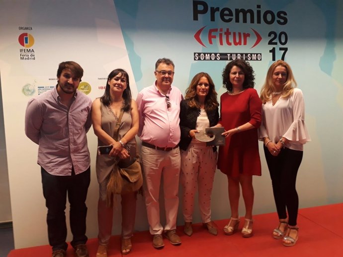 Morales de Coca (3d) recoge el premio de Fitur 2017 por 'Jaén llave en mano'.