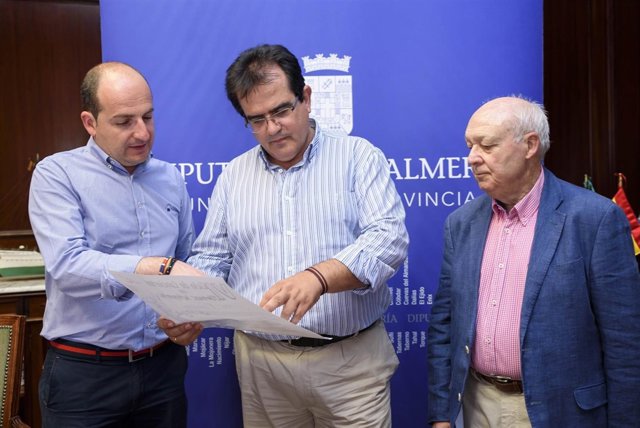 El diputado de Cultura, junto al alcalde de Fondón, Francisco Álvarez.